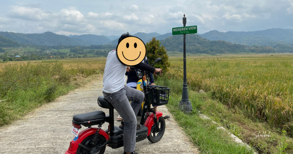 Siap menjelajah hamparan sawah di depan Menoreh View