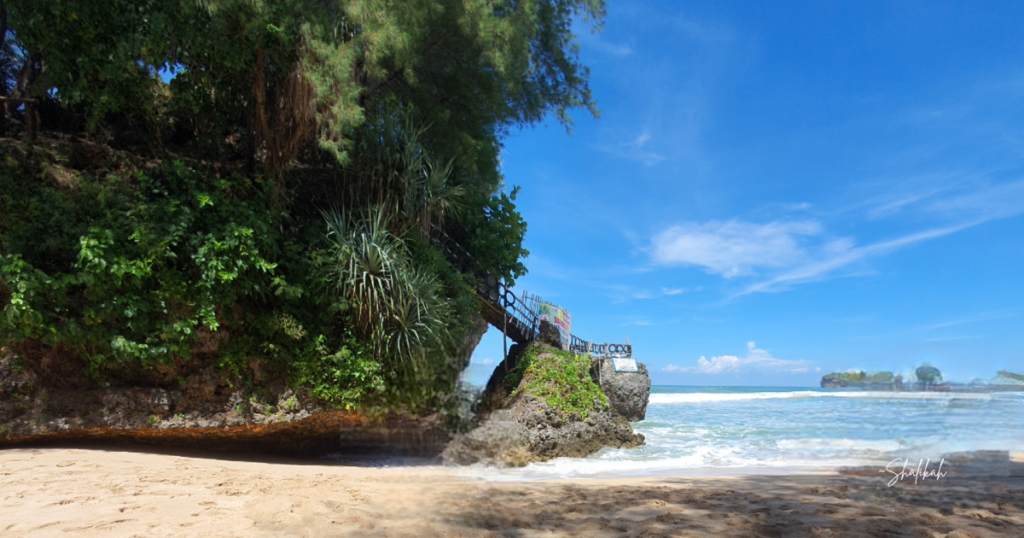 Akses untuk naik ke salah satu bukit karang di Pantai Slili