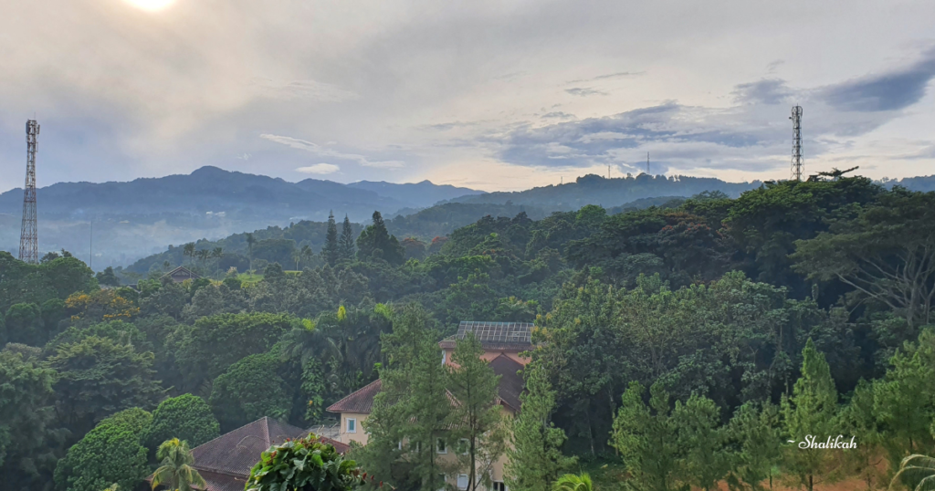 Pemandangan dari salah satu kamar di Royal Tulip Gunung Geulis. 