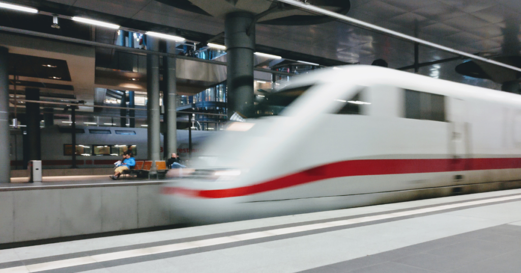 Naik Shinkansen adalah salah satu hal yang bisa dilakukan saat berada di Jepang.